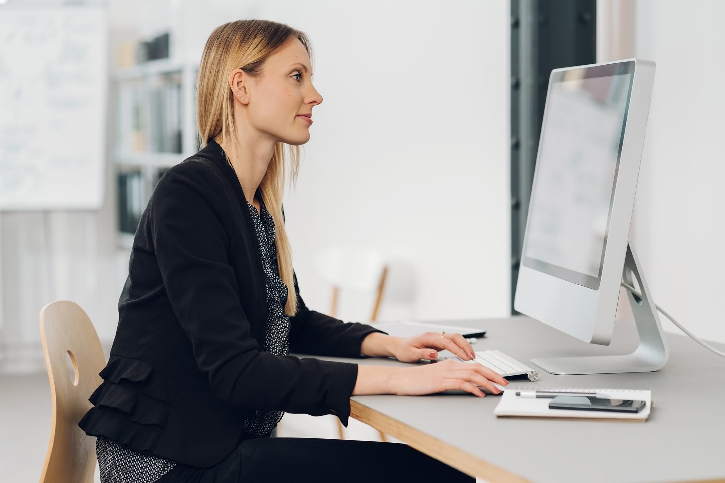 Vriendelijke klantenservice medewerker helpt klant persoonlijk